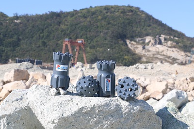 Использование открывателя отверстий в инструментах для бурения водяных скважин